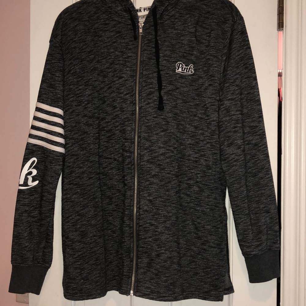 Small women’s Victoria secret pick sweatshirt.
